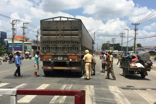 1. Bé 7 tuổi bị xe container cán nát chân Khoảng 11h ngày 4/10, một người đàn ông điều khiển xe máy chở theo vợ và con trai, lưu thông trên Quốc lộ 1A theo hướng quận Bình Tân về ngã tư An Sương. Khi đến đoạn giao với đường số 7 thuộc phường Bình Hưng Hòa, quận Bình Tân, TPHCM, chiếc xe máy kể trên va chạm với xe ba gác BKS 60Y1- 9278 chạy cùng chiều.Cú va chạm khiến xe máy ngã xuống đường, bé trai 7 tuổi bị hất văng đúng vào gầm chiếc xe đầu kéo BKS 70C- 065.14 kéo theo rơ mooc BKS 70R-005.58 đang chạy trên làn đường ô tô hướng về An Sương. Hậu quả, bé trai 7 tuổi bị bánh sau xe container cán nát chân.