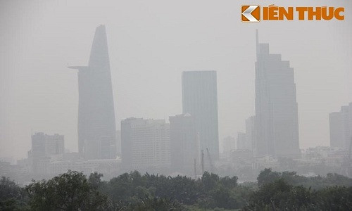 6. Hiện tượng “sương mù” giữa trưa nắng bí ẩn ở Sài Gòn Khoảng 13h trưa nay 6/10, dù thời tiết nắng nóng, nhiệt độ hơn 35 độ C nhưng nhiều người lưu thông qua cầu Sài Gòn, cầu Thủ Thiêm...khá bất ngờ khi nhìn thấy sương mù phủ kín khắp nơi. Lớp sương này nhìn mờ ảo giống như sương mù nhưng không ẩm ướt mà khô, giống như màn khói bụi. Theo chuyên gia khí tượng thủy văn, hiện tượng sương mù giữa trưa nắng ở Sài Gòn được gọi là gọi là “mù khô”. Nguyên nhân được xác định là do ô nhiễm trong không khí và có thể ảnh hưởng một phần từ khói bụi từ nạn cháy rừng ở Indonesia.