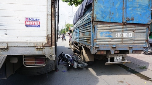 5. TP HCM: Xe tải cán chết một nam thanh niên Khoảng 11h30 ngày 14/10, anh Vũ Hữu Hoan (22 tuổi, quê Gia Lai) điều khiển xe máy hiệu Exciter mang BKS: 81P5 – 101.55 chạy trên Tỉnh Lộ 8 (hướng từ cầu vượt Củ Chi về tỉnh Bình Dương). Khi gần đến cầu Phú Cường (TP.Thủ Dầu Một, Bình Dương) thì đâm vào đuôi xe tải mang BKS: 61C – 100.63 do tài xế dừng bỏ đi ăn cơm. Cú tông mạnh khiến anh Hoan cùng xe máy ngã xuống đường, cùng lúc này một chiếc xe tải mang BKS: 60C – 172.33 từ sau chạy tới cán qua khiến anh Hoan bị thương nặng, được đưa đi cấp cứu nhưng đã tử vong sau đó.