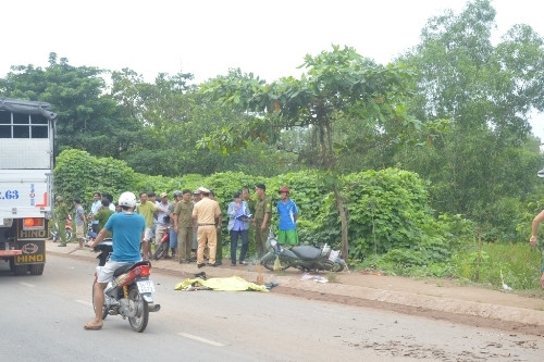 3. Xe ô tô cán mẹ tử vong, con gái nát chân rồi bỏ chạy Khoảng gần 9h sáng 12/10 trên đường Đỗ Văn Dậy (huyện Hóc Môn, TP.HCM), hai mẹ con bà Huỳnh Thị L. (58 tuổi) cùng con gái mình khoảng (20 tuổi) điều khiển xe máy BKS 92K3 – 1967, lưu thông trên đường Đỗ Văn Dậy (hướng từ cầu Xáng về chợ Hóc Môn, huyện Hóc Môn). Khi tới trước đoạn qua trụ sở ấp Tân Hòa, xã Tân Hiệp, Hóc Môn, thì loạng choạng tay lái ngã xuống đường. Cùng lúc này, một xe ô tô (chưa rõ BKS), chạy song song cán qua người 2 mẹ con nạn nhân.Vụ tai nạn khiến bà L. chết tại chỗ, người con gái bị cán nát hai chân. Sau khi gây tai nạn, tài xế đã điều khiển xe chạy khỏi hiện trường.