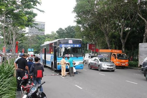 9. Người đàn ông bị xe buýt cán chết sau va chạm liên hoàn Khoảng 11h trưa 15/10, gần giao lộ Trần Quốc Hoàn – Phan Thúc Duyệt, phường 4, quận Tân Bình, TP HCM, một người đàn ông khoảng 40 tuổi, chạy xe máy mang BKS: 59K1 – 74652 trên đường Trần Quốc Hoàn thì xảy ra va chạm với một xe máy chạy cùng chiều. Sau cú va chạm, người đàn ông ngã xuống đường. Đúng lúc đó, chiếc xe buýt BKS 48 BKS: 53N - 4989 do tài xế Võ Văn Huỳnh (SN 1972, ngụ quận 8, TP. HCM) chạy tuyến Bến xe Miền Tây - Gò Vấp điều khiển chạy tới. Do sự việc quá bất ngờ, tài xế không kịp xử lý nên cán qua, khiến nạn nhân tử vong.