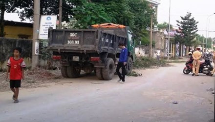 6. Nam sinh lớp 9 tử vong trên đường đến trường Khoảng 14h30 ngày 14/10, gần cổng trường tiểu học xã Quảng Cư, thị xã Sầm Sơn (Thanh Hóa), một nam sinh điều khiển xe đạp điện từ phường Trung Sơn, lưu thông trên đường Hoàng Hoa Thám để đến trường. Khi đến gần cổng trường tiểu học Quảng Cư, xe đạp của nam sinh này đã va chạm với ôtô tải mang BKS 36C – 103.03 đi cùng chiều. Cú va chạm đã làm nam sinh ngã xuống đường, bị bánh xe tải cán qua người tử vong tại chỗ.