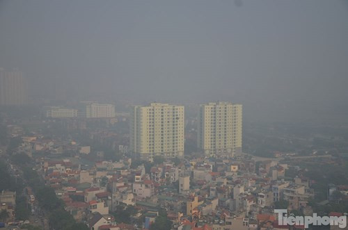 7. Hà Nội chìm trong sương mù như London Hai 16 và 17/10, Hà Nội vào sáng sớm bị bao phủ trong một lớp sương mù dày đặc. Khoảng 8h, khi nắng lên sương mới tan dần và đến gần trưa thì biến mất. Làn sương mù dày đặc bao phủ thành phố khiến nhiều người liên tưởng Hà Nội với "Thành phố sương mù" London. Nhìn từ trên cao, Thủ đô vào buổi sớm bị bao phủ bởi một lớp sương mù.