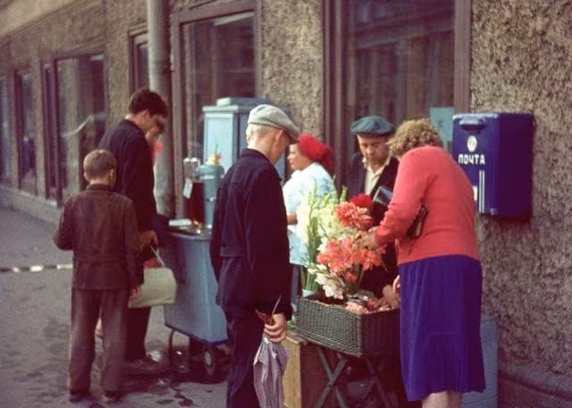 Hoa và soda được bày bán trên đường phố Leningrad năm 1963.
