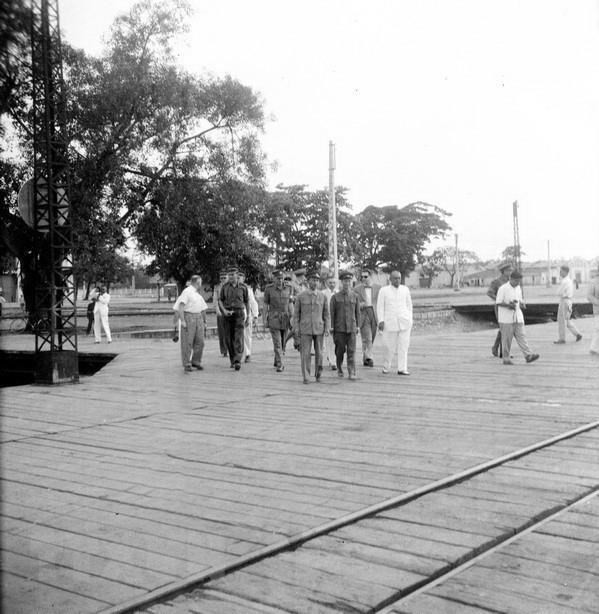 Lực lượng Ủy ban quốc tế giám sát việc quân đội Pháp trao trả và rút khỏi bến Sáu Kho, Hải Phòng (tháng 5/1955), theo các điều khoản trong Hiệp định Genève. (Ảnh: Tư liệu TTXVN)