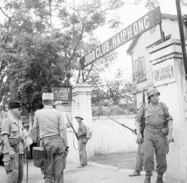 Một đơn vị bộ đội Việt Nam tiếp quản Câu lạc bộ Judo Hải Phòng, ngày 13/5/1955, theo các điều khoản trong Hiệp định Genève. (Ảnh: Tư liệu TTXVN)