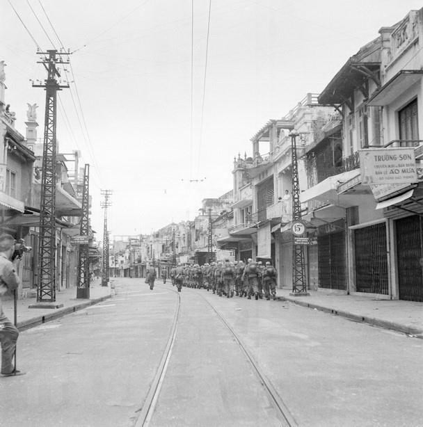 Theo các điều khoản Hiệp định Genève, quân Pháp có 80 ngày để rút quân khỏi Hà Nội. Ngày 8/10/1954, quân Pháp làm lễ hạ cờ và ngày 9/10 bắt đầu rút khỏi Hà Nội. Quân Pháp rút đến đâu, bộ đội ta tiến vào tiếp quản tới đó. Đúng 16h30 ngày 9/10/1954, quân Pháp rút hết qua cầu Long Biên, quân ta hoàn toàn kiểm soát thành phố. Trong ảnh: Lực lượng bộ binh Pháp lặng lẽ rút qua phố Hàng Đào lên cầu Long Biên (Hà Nội) để xuống Hải Phòng, chiều 9/10/1954. (Ảnh: Tư liệu TTXVN) 