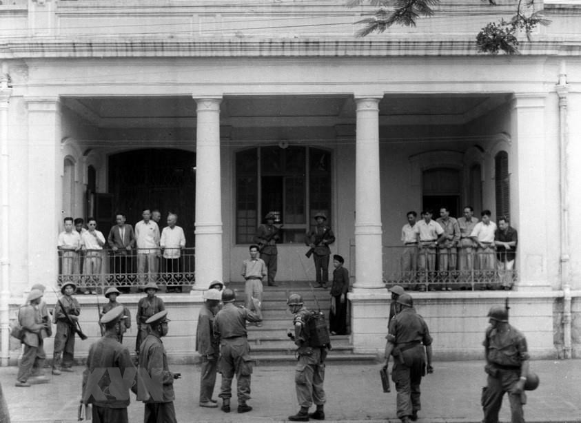 Lực lượng Ủy ban quốc tế giám sát việc quân đội Pháp trao trả và rút khỏi Hải Phòng (tháng 5/1955), theo các điều khoản trong Hiệp định Genève. (Ảnh: Tư liệu TTXVN)