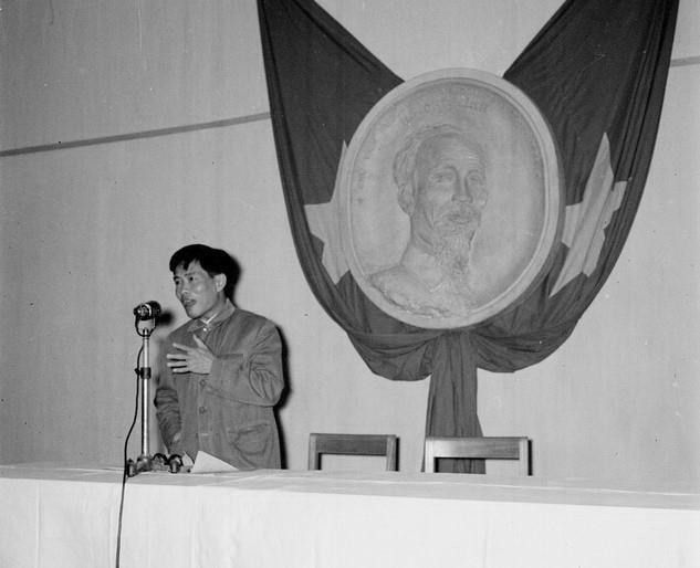 Trong ảnh: Đồng chí Phạm Hùng, Trưởng đoàn Quân đội Nhân dân Việt Nam trong Ban Liên hiệp đình chiến Nam bộ và Trưởng Phái đoàn liên lạc Quân đội nhân dân Việt Nam bên cạnh Ủy ban Quốc tế tại Sài Gòn, thông báo tình hình thi hành hiệp định Genève trước một số cán bộ cao cấp các cơ quan Trung ương, tại Hà Nội, sau Hiệp định Genève. (Ảnh: Tư liệu TTXVN)