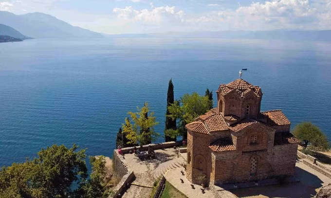  Vùng Ohrid, Albania: Ngoài ra, UNESCO cũng công nhận thêm phần mở rộng ở vùng Ohrid, nằm ở phía Bắc Macedonia (vương quốc cổ đại) là di sản thiên nhiên và văn hoá. Trước đó, một phần của hồ Ohrid và thị trấn cùng tên đã được ghi vào danh sách di sản thế giới năm 1979. Phần mở rộng mới bao gồm một phần phía tây bắc Albania, một phần hồ Ohrid, bán đảo Lin và dải đất dọc theo bờ hồ trải dài tới Macedonia. Bán đảo Lin cũng là nơi lưu giữ tàn tích của nhà thờ một nhà thờ Cơ đốc giáo, xây dựng từ thế kỷ 6. Ảnh: Wanderlust Travel Magazines.