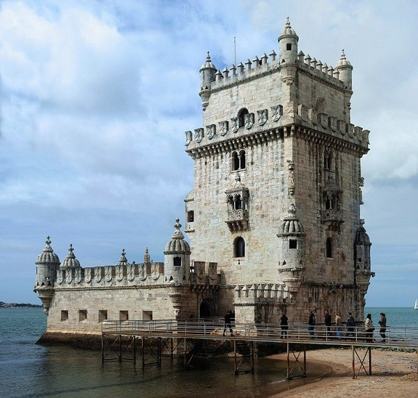  Torre de Belém—Lisbon, Portugal: Tháp Torre de Belém là một trong những di tích nổi tiếng nhất ở châu Âu và là biểu tượng của Thời Khám phá, được dẫn dắt bởi người Bồ Đào Nha. Ban đầu tòa tháp được xây dựng, mục đích chính là bảo vệ thành phố ven biển Lisbon khỏi các cuộc tấn công của kẻ thù. Sau đó, nơi này còn được sử dụng như một nhà tù chính trị trước khi trở thành cột mốc lịch sử như ngày nay.