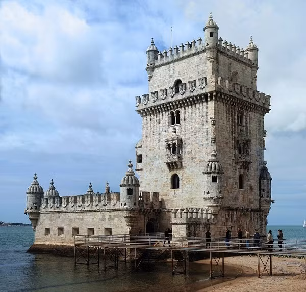  Torre de Belém—Lisbon, Portugal: Tháp Torre de Belém là một trong những di tích nổi tiếng nhất ở châu Âu và là biểu tượng của Thời Khám phá, được dẫn dắt bởi người Bồ Đào Nha. Ban đầu tòa tháp được xây dựng, mục đích chính là bảo vệ thành phố ven biển Lisbon khỏi các cuộc tấn công của kẻ thù. Sau đó, nơi này còn được sử dụng như một nhà tù chính trị trước khi trở thành cột mốc lịch sử như ngày nay.