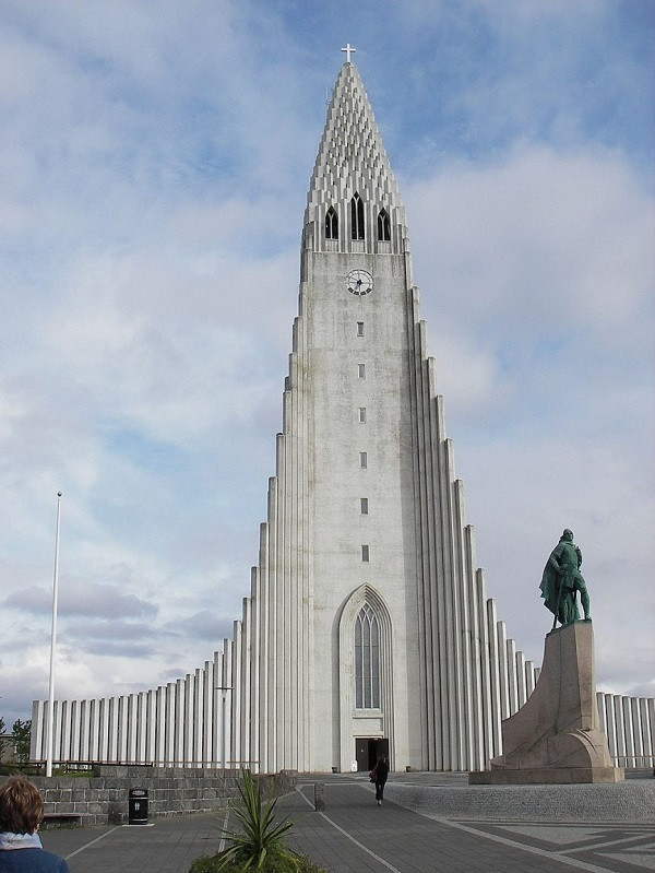  Nhà thờ Hallgrimur - Reykjavik, Iceland: Nhà thờ Lutheran có một không hai này giống như hình dạng của khối đá bazan. Tương tự như Tháp Eiffel, khi Nhà thờ Hallgrimur được xây dựng, nó bị người dân ở thành phố ruồng bỏ và bị coi là “điều chướng mắt”. Nhưng giờ đây, kiến trúc này là một trong những tòa nhà biểu tượng của thế giới, thể hiện thẩm mỹ Iceland siêu thực.