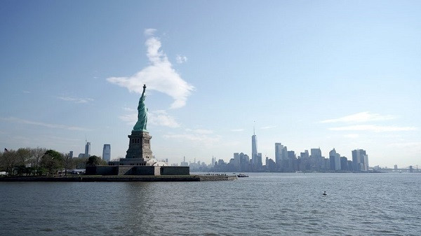  Tượng Nữ thần Tự do – Hoa Kỳ: Không phải ai cũng biết Tượng Nữ thần Tự do được mô phỏng theo một người có thật. Kiến trúc sư người Pháp, Frederic Bartholdi đã làm tượng Nữ thần tự do giống với mẹ của mình, Charlotte. Và nguyên bản ban đầu, bức tượng này không có màu xanh như bây giờ mà là màu nâu đồng xỉn. Tuy nhiên, khi đồng oxy hóa theo thời gian đã tạo thành một lớp màu xanh lá.