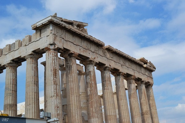  Đền Parthenon - Athens, Hy Lạp: Ngôi đền Hy Lạp 2500 năm tuổi hóa ra là một nhà thờ Thiên chúa giáo, một nhà thờ Công giáo, một nhà thờ Hồi giáo và thậm chí là một tòa nhà lưu trữ thuốc súng. Kiệt tác kiến trúc này đã bị bỏ lại trong đống đổ nát trong hơn 300 năm sau Đại chiến Thổ Nhĩ Kỳ. Tuy nhiên, vào năm 1983, chính phủ Hy Lạp đã bắt đầu khôi phục lại sự huy hoàng của ngôi đền cổ. Ngày nay, đền Parthenon là biểu tượng của sự sống còn.