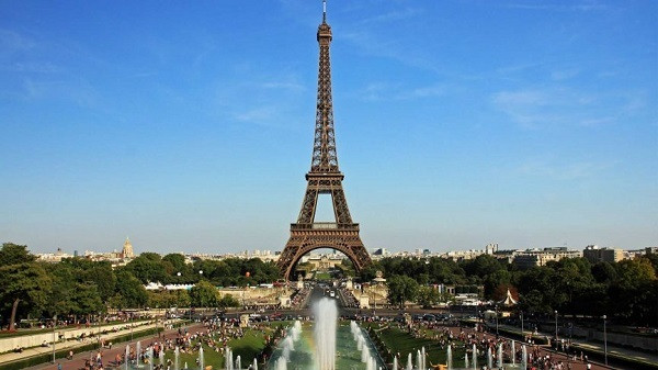  Tháp Eiffel Paris - Pháp: Tháp Eiffel là biểu tượng của Paris và sự lãng mạn. Tuy nhiên, không nhiều người biết rằng khi tháp Eiffel được xây dựng vào năm 1889, người dân địa phương không hề yêu thích nó. Thậm chí, nhiều nghệ sĩ Pháp còn gièm pha, gọi là Tháp Eiffel quái dị.