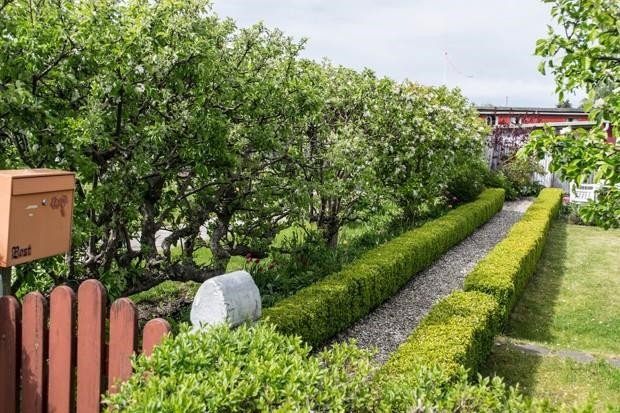 Năm 1964, đô thị Brondby đã đồng ý dành một khu vực để xây dựng "thành phố vườn". Kiến trúc sư Erik Mygind muốn những khu vườn được chia thành các hình tròn. Ông lấy ý tưởng từ một ngôi làng cổ, nơi người dân sẽ gặp gỡ và trao đổi tin tức tại tâm vòng tròn là giếng nước. Với bản thiết kế này, ông tin rằng sự tương tác xã hội sẽ phát triển. Brøndby Haveby là thành viên của Hiệp hội Vườn Thuộc địa. Ảnh: Citylab.