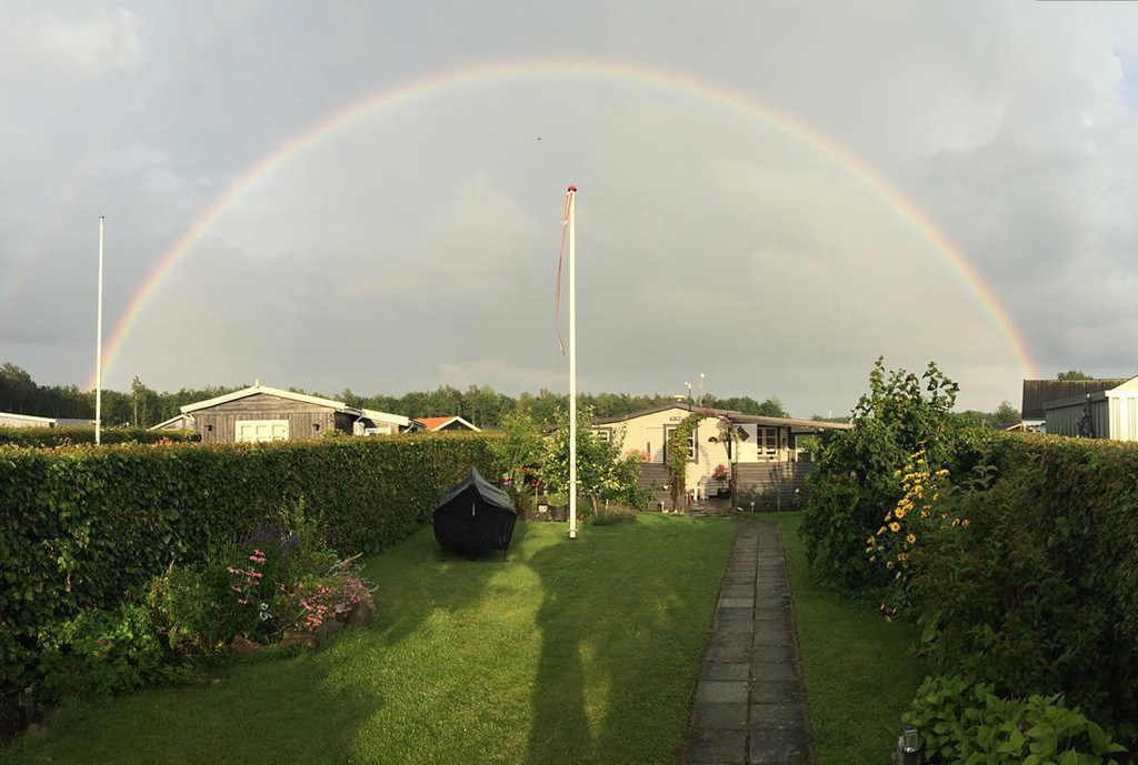 Hiện tại, nơi đây có 284 nhà vườn nằm trong 24 vòng tròn có diện tích giống nhau. Mỗi mảnh đất rộng khoảng 400 m2. Các bữa tiệc trong vườn và những sự kiện âm nhạc được tổ chức hàng năm. Các ngôi nhà đều được trang bị đầy đủ điện, nước và nhà vệ sinh. Chúng có kích thước khác nhau nhưng không được vượt quá 50 m2. Ảnh: Morten_krautwald_knudsen.