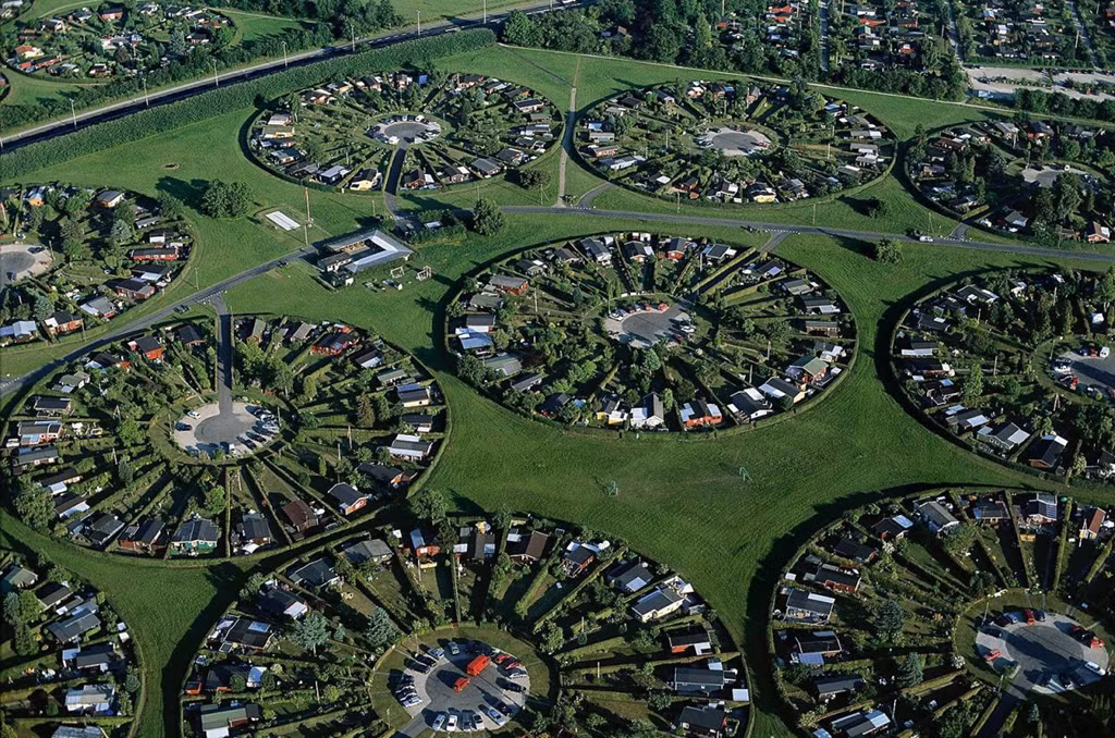 "Trong nội thành, không gian sống của con người rất hạn chế. Vì vậy, đây là nơi hoàn hảo để có những khu vườn của riêng bạn và trở về với thiên nhiên. Chủ sở hữu được phép sống ở đó trong khoảng từ tháng 4-10 để chăm sóc khu vườn của họ (không thể trồng bất cứ thứ gì trong mùa đông). Thật là cách độc đáo để khiến hành tinh tốt hơn", Henry Do nói thêm. Ảnh: Yann Arthus-Bertrand.