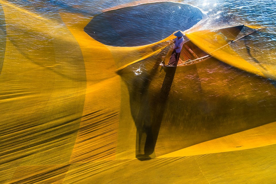 Ngư dân đánh bắt ở Cửa Đại (Ảnh: Nguyễn Quang Ngọc).