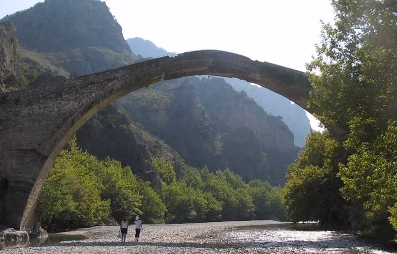 Cầu Konitsa - Epirus, Hy Lạp. Cầu được xây dựng vào năm 1870, đã quá cũ để chúng ta mạo hiểm mạng sống để đi qua.