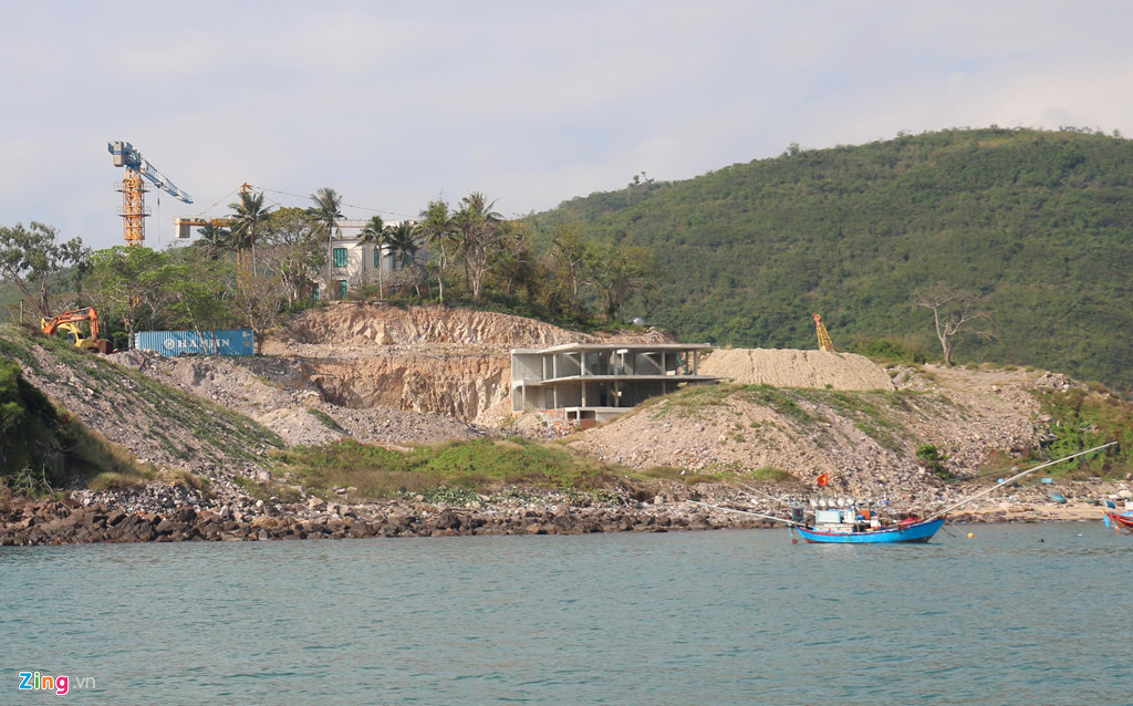 Việc san gạt, xẻ núi Cảnh Long để tạo mặt bằng thi công các hạng mục móng biệt thự, khách sạn... Trong đó, một số vị trí được đào sâu vào lòng đất để xây công trình ngầm. Một số chuyên gia lo ngại việc khoét núi sẽ làm kết cấu địa chất nơi đây bị thay đổi, tiềm ẩn nguy cơ mất an toàn cho các ngôi biệt thự cổ.