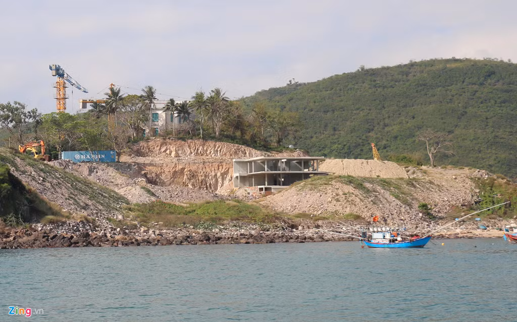 Việc san gạt, xẻ núi Cảnh Long để tạo mặt bằng thi công các hạng mục móng biệt thự, khách sạn... Trong đó, một số vị trí được đào sâu vào lòng đất để xây công trình ngầm. Một số chuyên gia lo ngại việc khoét núi sẽ làm kết cấu địa chất nơi đây bị thay đổi, tiềm ẩn nguy cơ mất an toàn cho các ngôi biệt thự cổ.