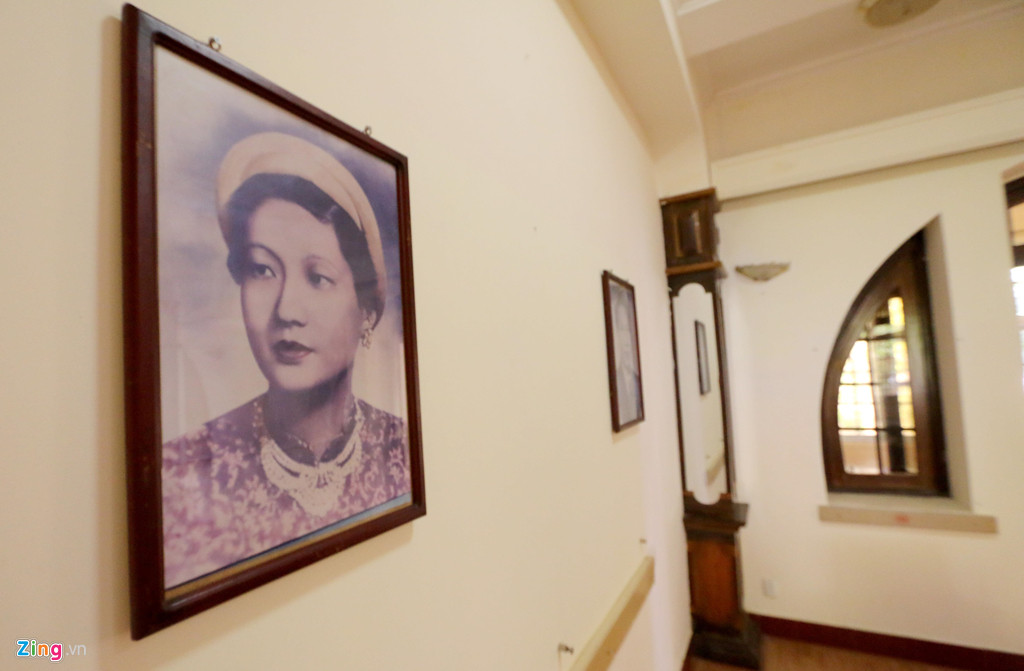 Bức ảnh hoàng hậu Nam Phương và vua Bảo Đại ở biệt thự Nghinh Phong cũng không có chú thích, chỉ dẫn liên quan. "Ở đây chỉ có 2 tạp vụ dọn dẹp 2 biệt thự để đón khách. Một vài khách có hỏi về lịch sử hiện vật nhưng mình không rành và chỉ nói theo kinh nghiệm mấy chục năm làm việc ở đây", nhân viên tạp vụ ở di tích lầu Bảo Đại cho biết.