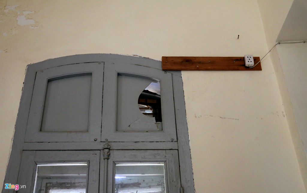 Tình trạng xuống cấp ở tất cả các ngôi biệt thự tồn tại nhiều năm nay. "Không tin được đây từng là nơi vua Bảo Đại ở và là di tích lịch sử", chị Dương Thị Lài, du khách đến từ Đồng Nai xót xa khi tham quan lầu Bảo Đại.