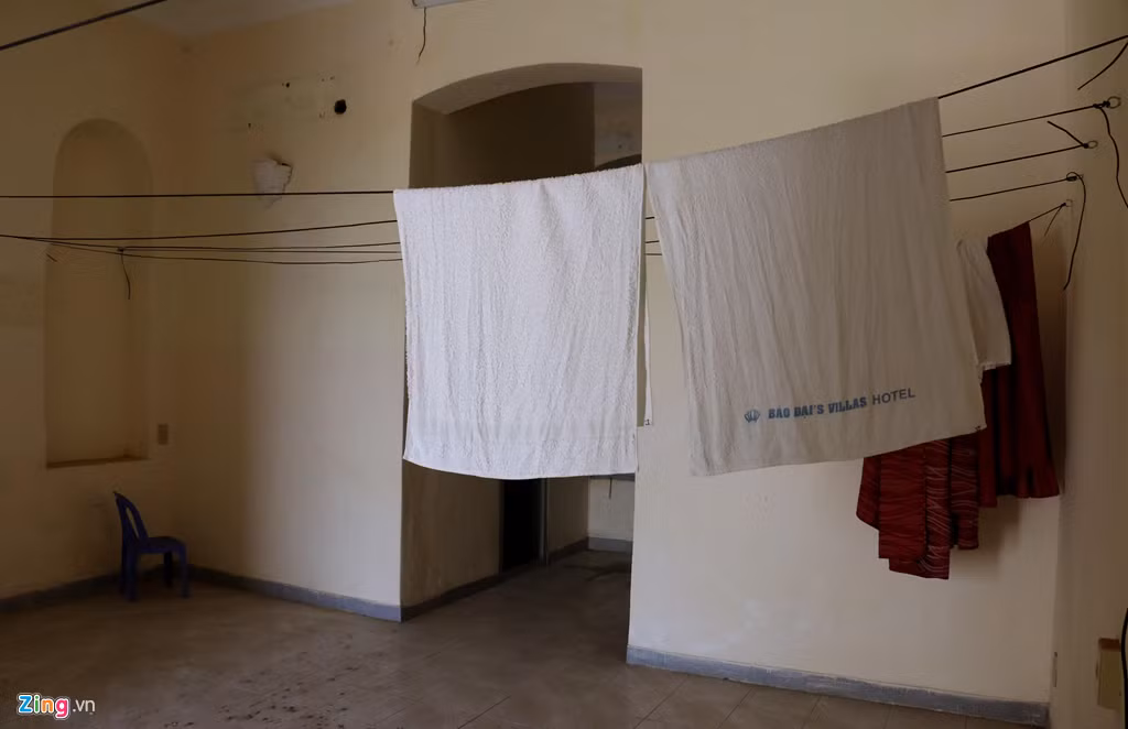 Bên trong biệt thự Cây Bàng, tường bị khoan chi chít để bắt ốc vít, giăng dây phơi khăn tắm, ga trải giường.