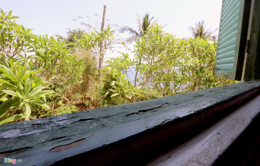 Một số hạng mục bằng gỗ ở 5 ngôi biệt thự nhiều năm không được trùng tu, sửa chữa đã bong tróc.