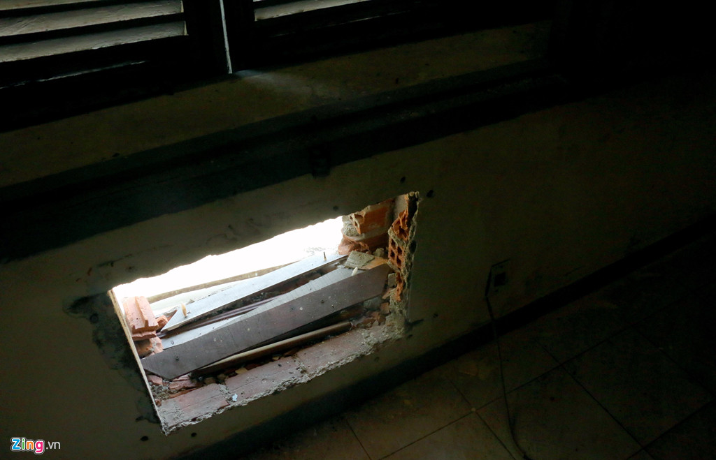 Vài vị trí bị đập phá để lộ tường gạch ở biệt thự Cây Bàng. "Di tích bị đào bới tan hoang, các ngôi biệt thự xuống cấp, không giống như tôi tưởng tượng", anh Trần Văn Dương, du khách từ Hà Nội, tỏ ra thất vọng.