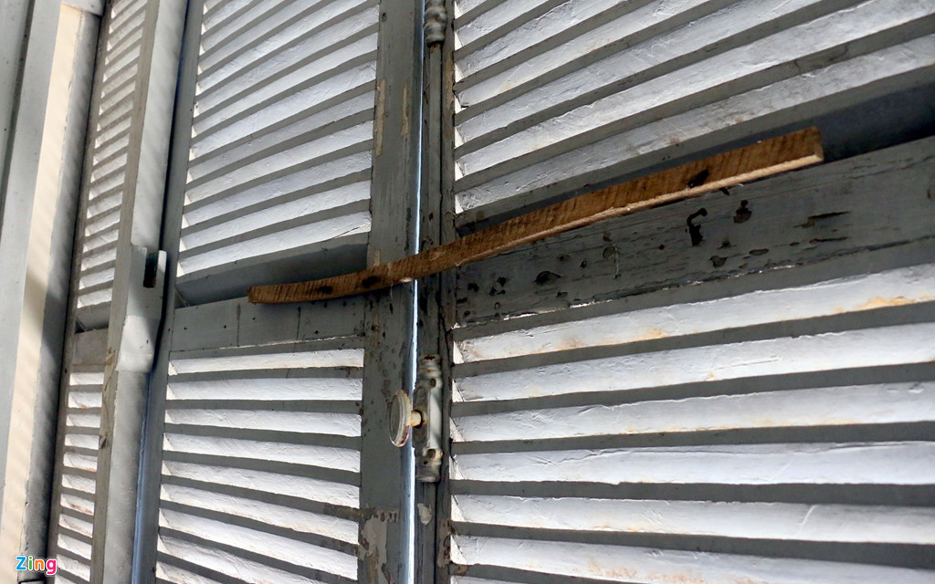 Hệ thống cửa lâu năm không được trùng tu nên bị bung, gãy phải gia cố bằng cách lấy thanh gỗ khác đóng đinh ép lại.