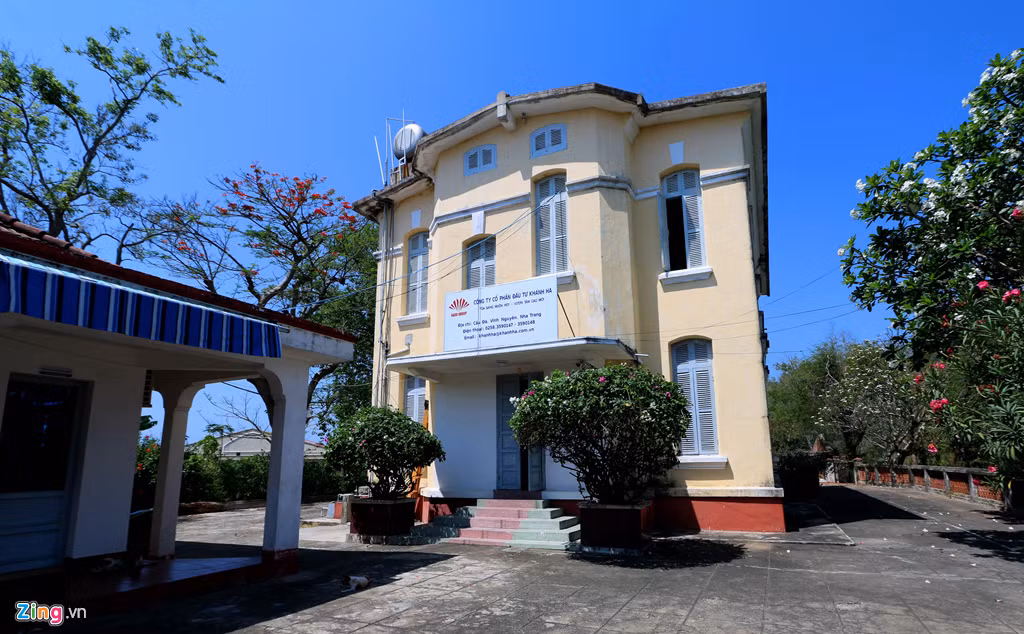 Bỏ hoang nhiều năm, không được chăm sóc, trùng tu nên 5 ngôi biệt thự cổ xuống cấp nghiêm trọng. Trong ảnh là biệt thự Phượng Vĩ được chủ đầu tư làm trụ sở công ty.