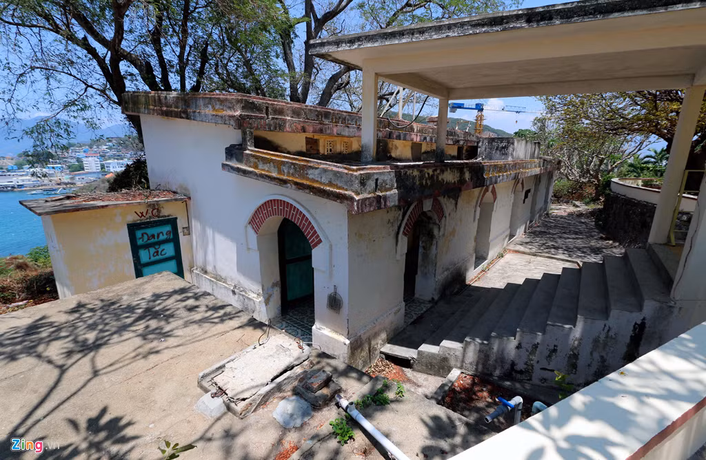 Nhiều hạng mục công trình trong khu di tích xuống cấp nghiêm trọng, nhìn không khác gì những ngôi nhà hoang.