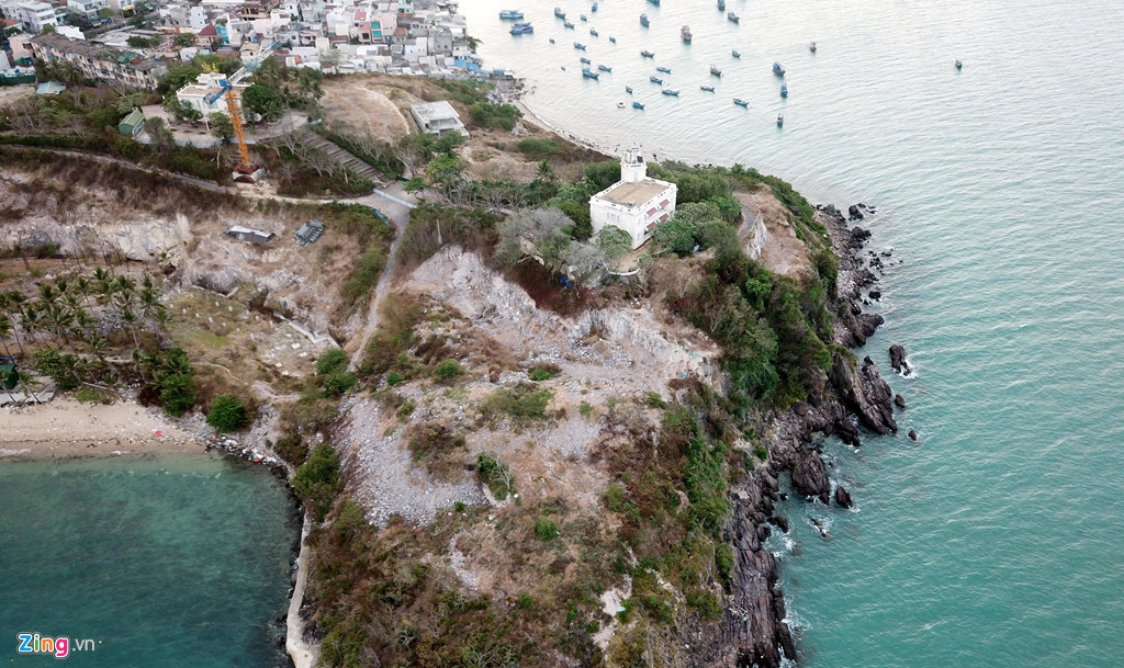 Tháng 8/2013, UBND tỉnh Khánh Hòa giao hơn 13,6 ha đất, gồm toàn bộ khu di tích lầu Bảo Đại và mặt nước danh thắng quốc gia vịnh Nha Trang cho Công ty CP đầu tư Khánh Hà (thuộc Tập đoàn Hà Đô) thực hiện dự án khu nghỉ dưỡng cao cấp Bảo Đại. Sau khi được giao dự án, Công ty CP đầu tư Khánh Hà cho máy đào, ủi, cạo trọc cả ngọn núi Cảnh Long để xây biệt thự, khách sạn, nhà hàng, quán bar...