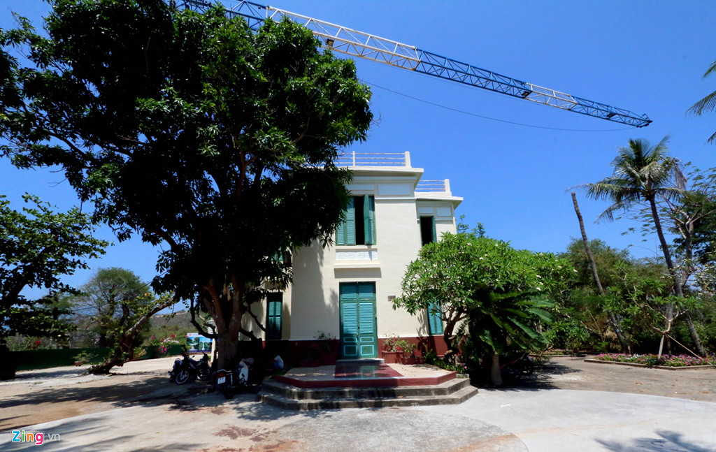 Chủ đầu tư đóng cửa để thi công nhiều năm nay nên cả khu di tích hoang tàn, lạnh lẽo.