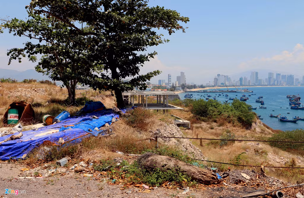 Sau 5 năm thi công, khu di tích lầu Bảo Đại từ một ngọn núi quanh năm rợp bóng cây xanh trở nên trơ trọi với đất đá, sắt thép, bê tông. Do ngưng đón khách nhiều năm nên khu vực này không được vệ sinh, trông rất nhếch nhác.