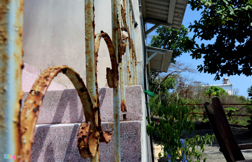 Lan can ở biệt thự Cây Bàng hoen gỉ.