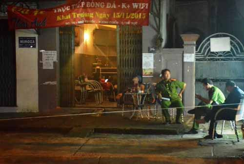 Lực lượng Công an trắng đêm khám nghiệm hiện trường vụ án mạng. Lực lượng Công an trắng đêm khám nghiệm hiện trường vụ án mạng.