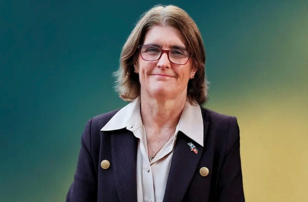 Michele Bullock (60 tuổi), Thống đốc Ngân hàng dự trữ Australia. Mới đây, Michele Bullock đã trở thành thống đốc thứ 9 của Ngân hàng dự trữ Australia. Bà là người phụ nữ đầu tiên trở thành lãnh đạo Ngân hàng Trung ương. Trước đó, bà đã gia nhập ngân hàng với vai trò là chuyên gia phân tích vào năm 1985 và đã giữ nhiều vị trí quan trọng tại đây. 