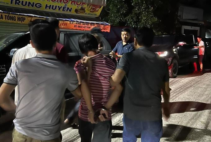 Nhưng cũng từ đây, cơ quan điều phát hiện người sử dụng chiếc xe máy màu đỏ đen là Lê Huy Dũng. Rà soát các thông tin, cảnh sát xác định vợ chồng anh ta từng là chủ xưởng gỗ chuyên gia công cho một số công ty ở huyện Long Thành. Gần đây làm ăn thua lỗ, Dũng lại nghiện cờ bạc nên mang nợ rất nhiều. Xâu chuỗi các vấn đề, rạng sáng 11/9, Ban chuyên án quyết định ập vào khu trọ ở xã An Phước, huyện Long Thành - cách hiện trường khoảng 3 km, bắt Dũng. Hắn thừa nhận toàn bộ hành vi, đồng thời khai vị trí cất giấu súng, phương tiện gây án và các tang vật khác tại nhiều vị trí.