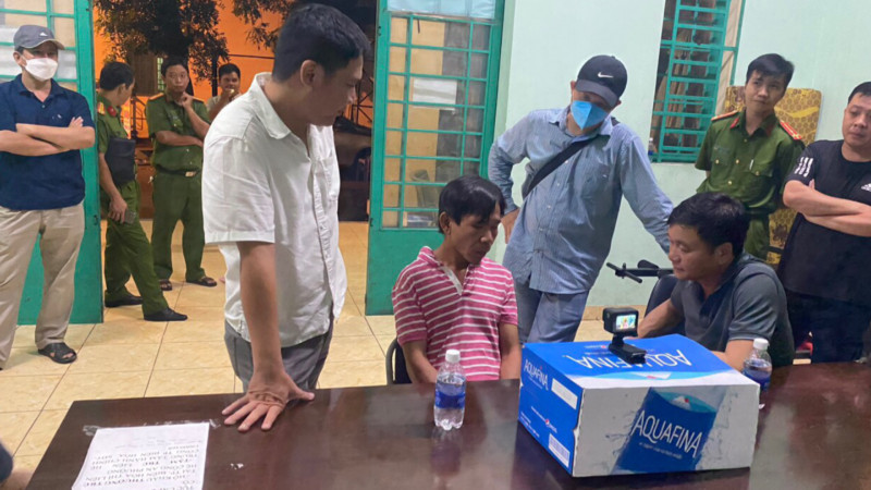 Dũng buộc nam nhân viên bỏ vào túi nylon màu đen đưa cho mình. Trong hơn một phút, anh ta liên tục dọa bắn, lấy tiền cho vào túi rồi bỏ chạy ra ngoài. Nhiều người hô hoán, tên cướp vừa chạy đến chỗ để xe máy vừa nổ súng (vẫn lệch người về phải, bắn tay trái). Trên đường tẩu thoát, Dũng chạy xe qua nhiều địa bàn để đánh lạc hướng rồi giấu súng, tiền, dụng cụ gây án ở các vị trí thuộc huyện Long Thành, huyện Trảng Bom (Đồng Nai) và TP Dĩ An (Bình Dương). 