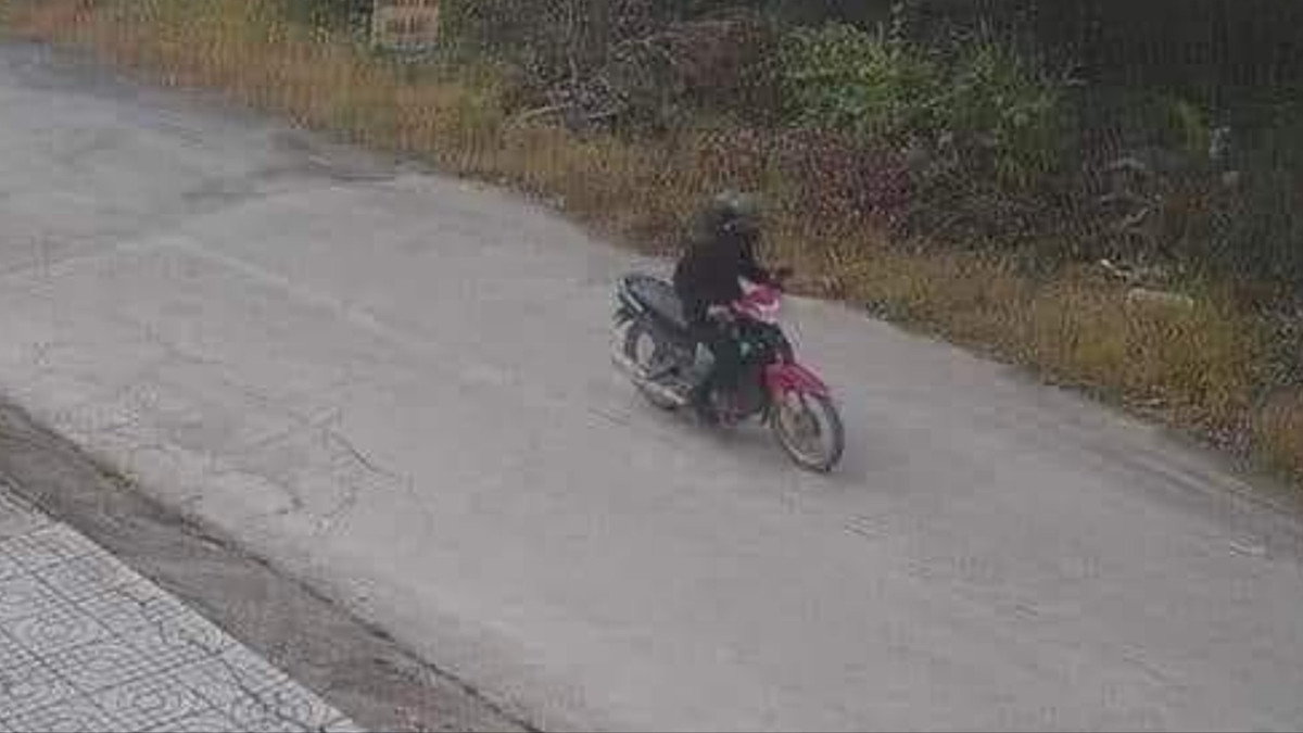 Lúc này, tổ trinh sát khác báo về, có người phát hiện chiều hôm xảy ra vụ cướp thấy gã đàn ông đi từ khu vực này ra nhưng mặc quần áo khác với nghi can, xe máy màu đỏ đen có biển số. Sau ít phút xác minh, tên tuổi chủ sở hữu xe máy trùng với thông tin trên giấy tiêm vaccine, nhưng người này đã về Yên Bái. Nhóm điều tra viên thuộc C02 lập tức có mặt ở Yên Bái, mời người đàn ông lên làm việc. Tuy nhiên, anh này có bằng chứng ngoại phạm là đã về quê trước thời điểm vụ cướp xảy ra. Qua rà soát, em trai của người này có tật ở chân, đi cà thọt giống kẻ cướp ngân hàng. Tuy nhiên, khi làm việc, các chứng cứ thu thập được không phù hợp.