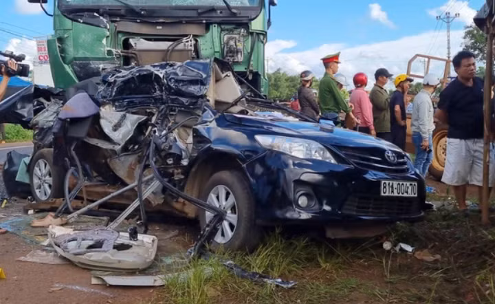  Va chạm giữa xe ben và xe con khiến 3 thành viên CLB Hoàng Anh Gia Lai tử vong: Vào chiều 12/8/2023, vụ tai nạn đặc biệt nghiêm trọng xảy ra tại địa phận huyện Chư Pưh (Gia Lai) khiến 3 thành viên CLB HAGL tử vong. 