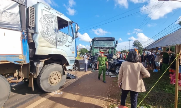 Nguyên nhân vụ tai nạn được cho là do tài xế xe ben chủ quan, thiếu quan sát. Trong quá trình vượt xe con (xe chở thành viên đội tuyển HAGL), tài xế xe ben Đinh Tiến Bình (36 tuổi), để tránh xe tải chạy chiều ngược lại, đã đánh lái về bên phải và đâm vào xe ôtô con. Ô tô con sau đó bị kéo lê theo đầu xe ben rồi đâm vào xe tải ở chiều ngược lại. 