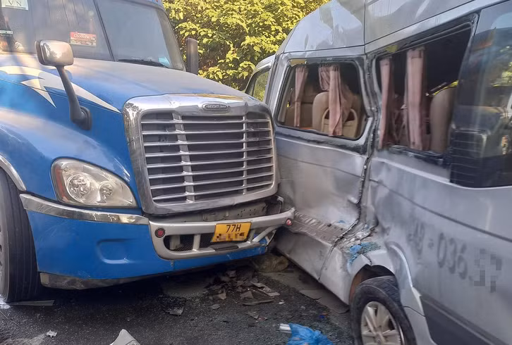 Nguyên nhân được xác định, xe khách khi tới đoạn đường trên là dốc cua, trời tối lại không có đèn đường nên đã tông vào đuôi bên trái xe container đang đỗ bên đường. Kết quả test nhanh cho thấy 3 tài xế không có nồng độ cồn hay ma túy trong cơ thể. 