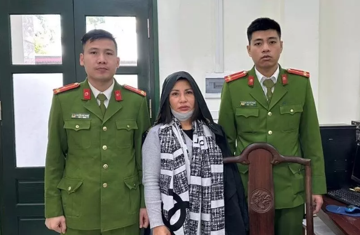  Thẩm mỹ trốn truy nã, người phụ nữ vẫn sa lưới sau 16 năm: Trần Thị Thủy (SN 1984, trú huyện Thanh Hà, tỉnh Hải Dương) bị Công an tỉnh Hải Dương ra quyết định truy nã về tội “Lạm dụng tín nhiệm chiếm đoạt tài sản”, với hành vi chiếm đoạt số tiền 266 triệu đồng. Sau khi phạm tội, Thủy đã bỏ trốn khỏi địa phương. Người phụ nữ này đã thay đổi chỗ ở, phẫu thuật thẩm mỹ khuôn mặt và làm Căn cước công dân với tên gọi khác để che giấu thông tin nhân thân của mình. Ngày 15/12/2022, Công an phường Phú Thượng bắt giữ Thủy tại khu chung cư trên địa bàn phường Phú Thượng, quận Tây Hồ, TP Hà Nội.