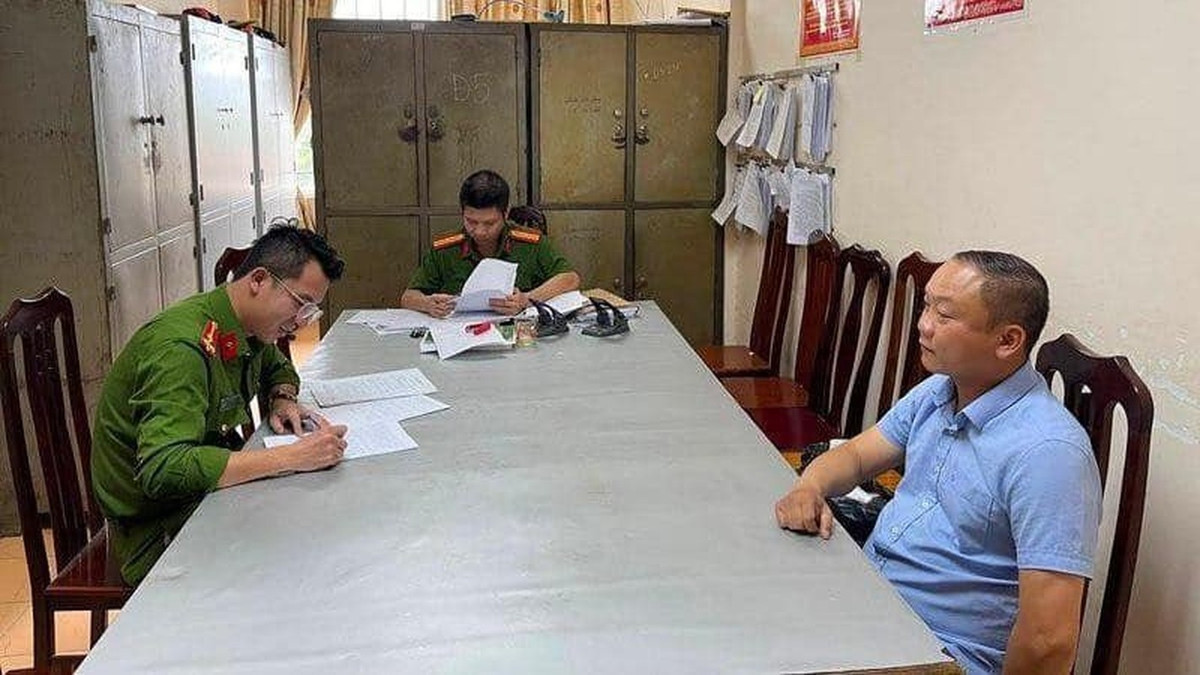  Chiêu trò của người đàn ông trốn truy nã 11 năm: Lê Chí Thanh (38 tuổi, ở TP Hòa Bình, tỉnh Hòa Bình) bị Công an tỉnh Hòa Bình truy nã về tội lạm dụng tín nhiệm chiếm đoạt tài sản, Thanh đổi tên rồi bỏ trốn, lấy vợ, sinh con và còn là chủ thầu xây dựng tại công ty xây dựng thuộc TP Biên Hòa, tỉnh Đồng Nai. Tháng 11/2022, Công an tỉnh Hòa Bình đã bắt giữ Lê Chí Thanh. 