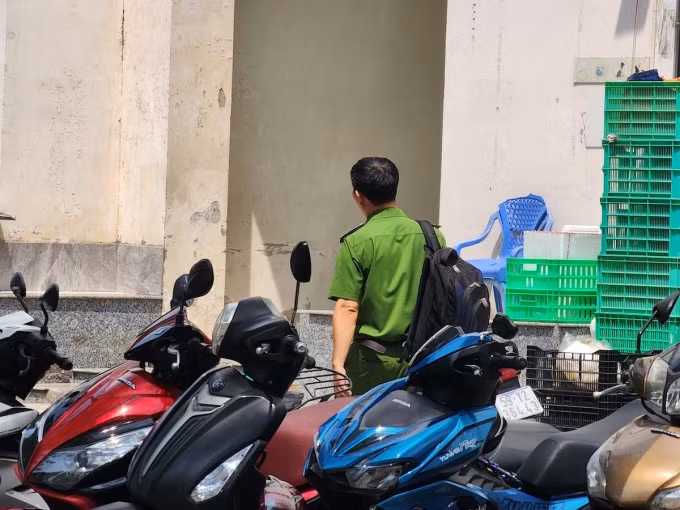  Nghi án chồng giết vợ rồi nhảy lầu chung cư tự tử: Ngày 24/4, người dân sinh sống ở chung cư T.G.N. trên đường Phan Văn Hớn, phường Tân Thới Nhất, quận 12, TP HCM nghe tiếng động mạnh ở mái tôn khu nhà xe. Người dân cùng bảo vệ chạy ra thì phát hiện ông N.G.T. (SN 1986, ngụ tỉnh Nghệ An, trú quận 12) bị thương. Mọi người đưa ông T. đi cấp cứu ở bệnh viện. Sau đó, kiểm tra căn hộ của ông T. thì phát hiện bà T.T.H. (SN 1987,vợ ông T.) đã tử vong. Qua điều tra, bước đầu công an nhận định do mâu thuẫn tình cảm nên ông T. sát hại bà H. rồi nhảy từ tầng cao xuống dưới tự tử.